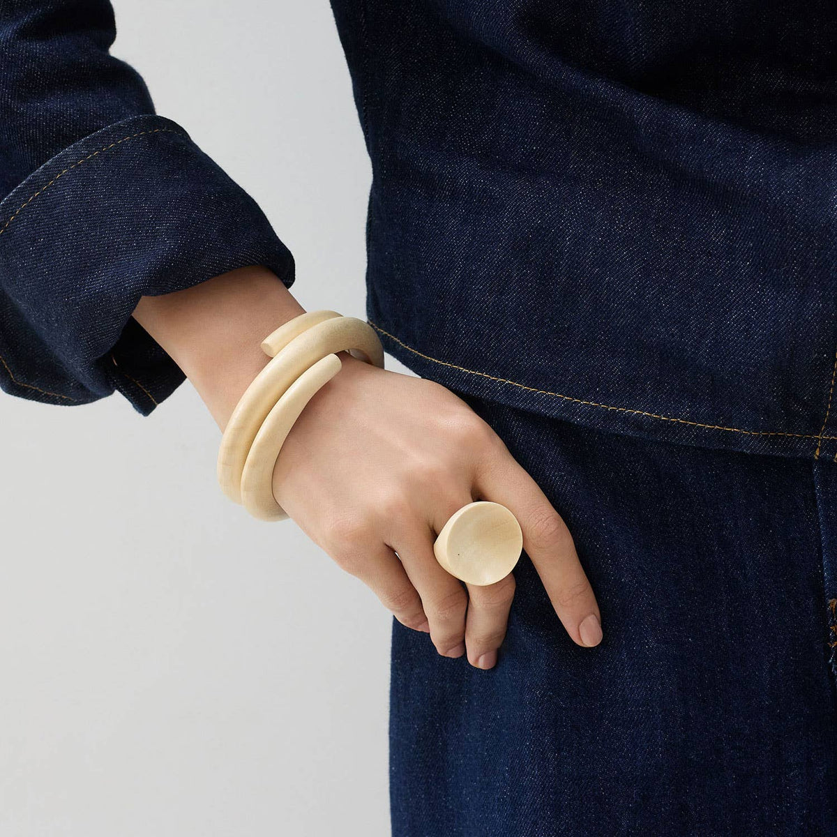 White Wood Spiral Bangle Bracelet 
: M